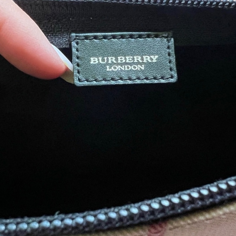 Burberry London Mini Pochette - NOVA CHECK
Vintage Shoulder Bag - Picture 10 of 16
